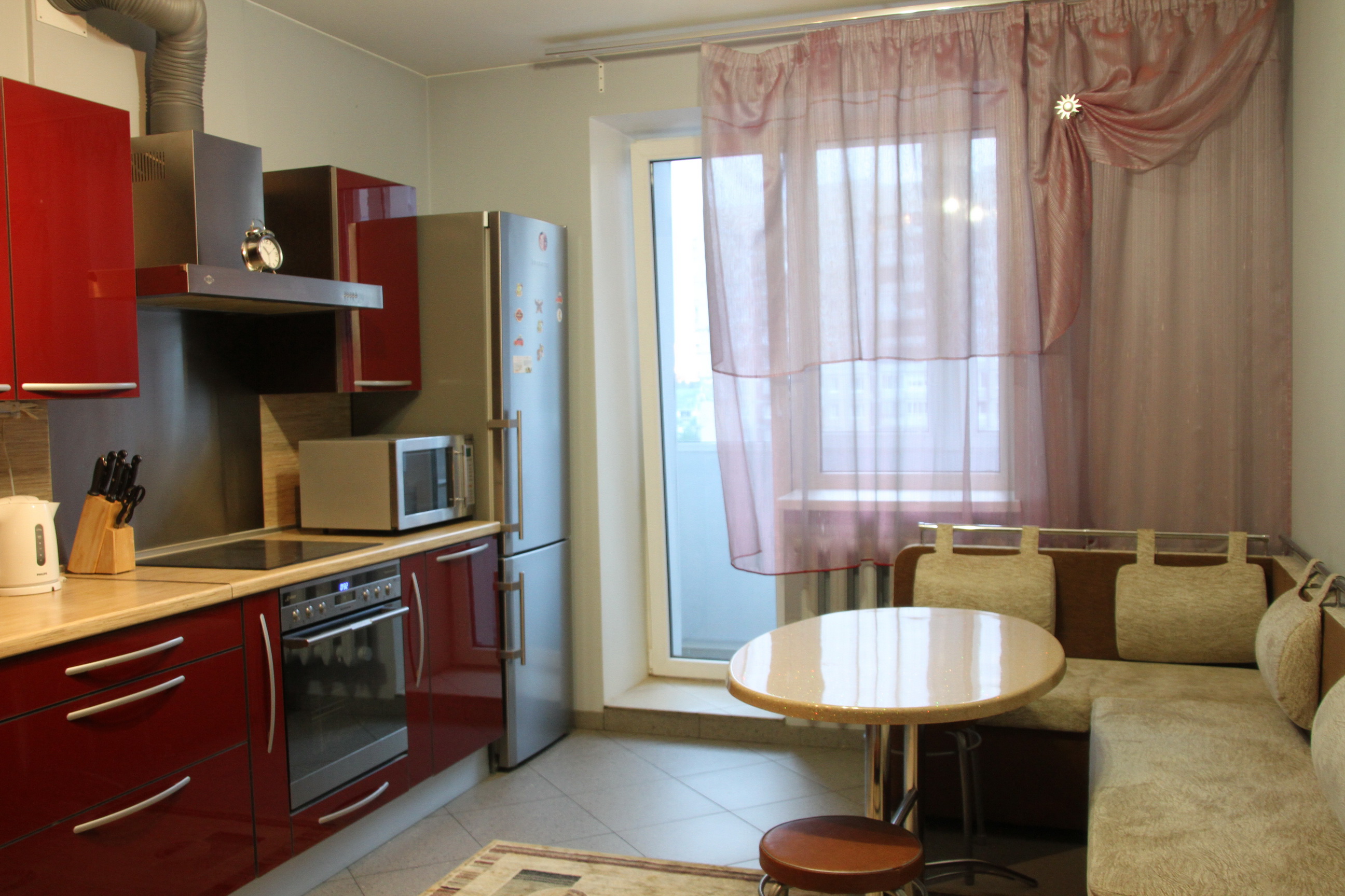 Студия купить вторичка ленинский район. Квартира вторичка кухня. Двухкомнатная с мебелью. Квартира с ремонтом и мебелью. Двухкомнатная квартира с хорошим ремонтом.
